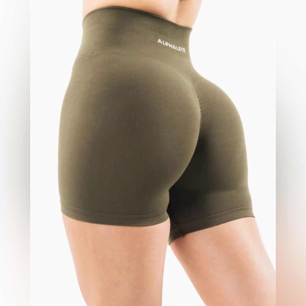 Alphalete - Amplify short 4.5”